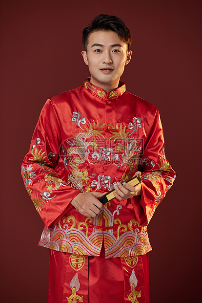 穿秀禾服的新郎