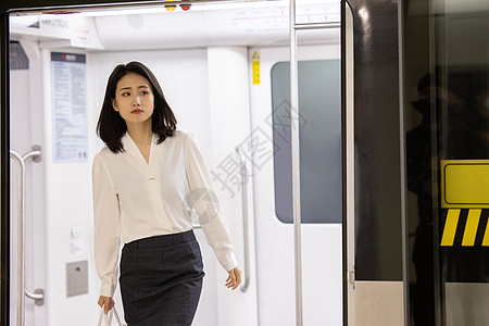 下班乘坐地铁的疲惫职场女性图片素材