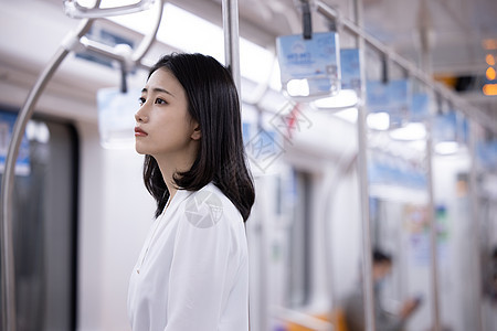 下班乘坐地铁的疲惫职场女性图片
