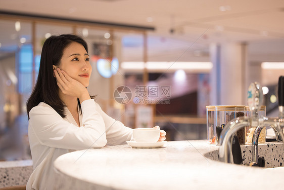 在咖啡厅办公的职场女性图片