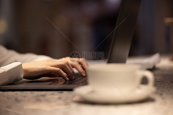 在咖啡厅办公的职场女性手部特写图片