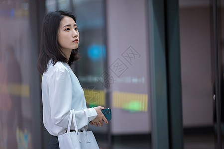 下班乘坐地铁的疲惫职场女性图片素材
