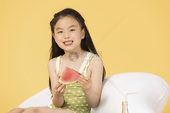 夏日泳装清凉儿童吃西瓜图片