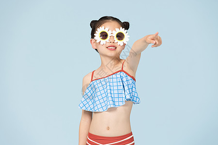 夏日泳装可爱小女孩指向远方图片