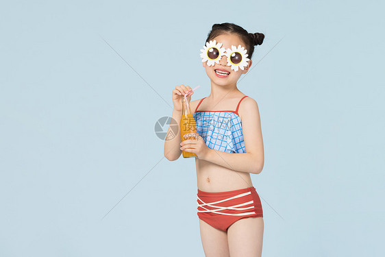 夏日泳装可爱小女孩喝饮料图片