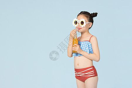 夏日泳装可爱小女孩喝饮料图片