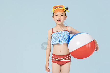 夏日泳装可爱小女孩玩海洋球图片