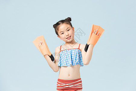 游泳的可爱小女孩夏日泳装图片