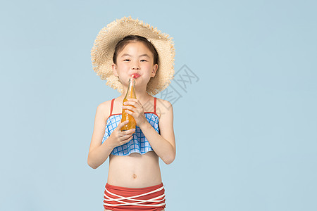 戴草帽的可爱泳装小女孩喝饮料图片