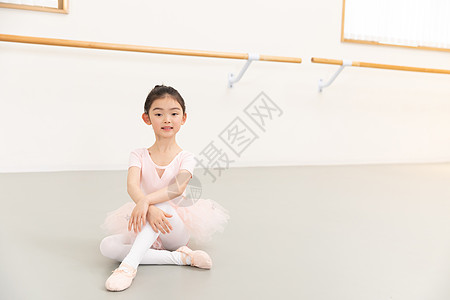 跳芭蕾的小女孩热身拉伸图片