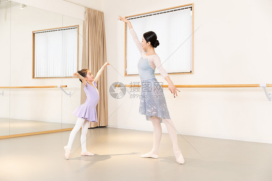 芭蕾舞培训老师教学图片