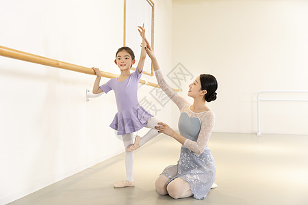 芭蕾舞者美女舞蹈老师进行教学背景