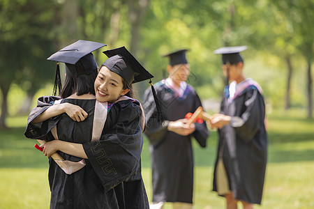 大学闺蜜拍毕业照时拥抱高清图片