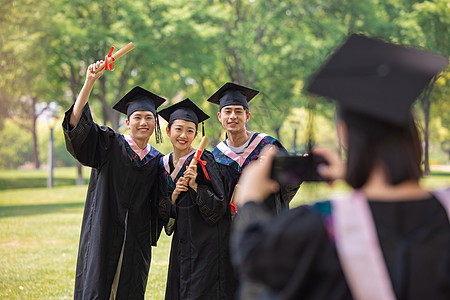 毕业合照毕业季同学们用手机拍照背景