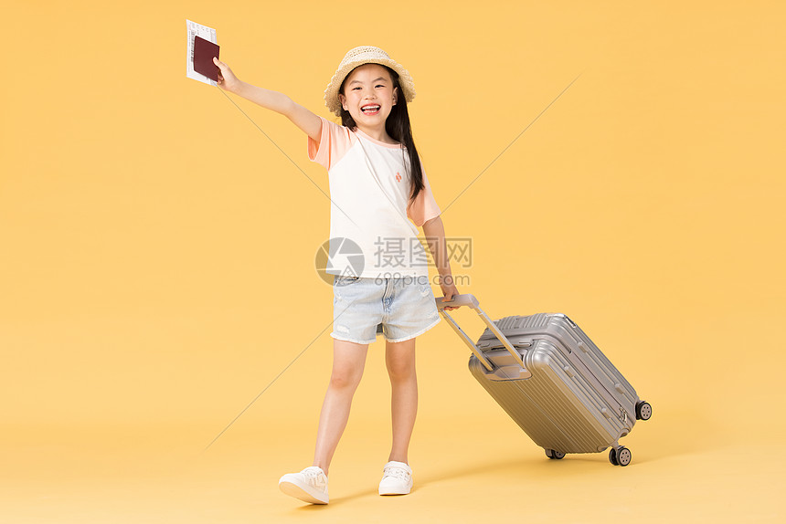 拉着行李箱旅行的小女孩图片