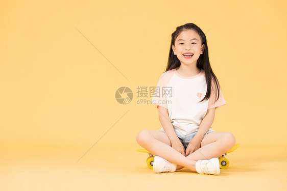 坐在地上大笑的小女孩图片