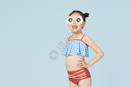 戴墨镜的夏日泳装清凉儿童图片