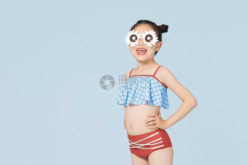 戴墨镜的夏日泳装清凉儿童图片