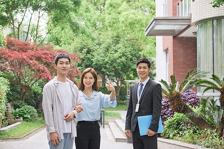 房地产销售人员向新婚夫妻介绍房源图片