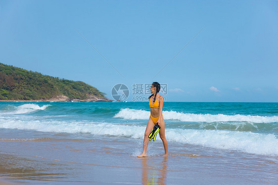 夏日比基尼美女拿着浮潜装备走向大海图片