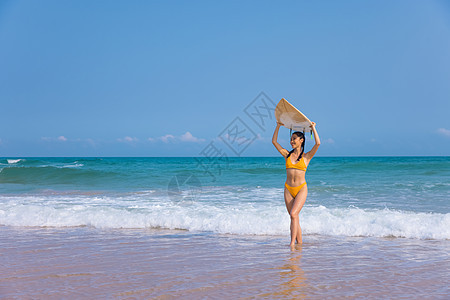 夏日海边比基尼美女头顶冲浪板图片