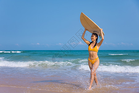 夏日海边比基尼美女头顶冲浪板图片