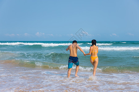 情人节情侣夏日情侣度假海边嬉戏背景
