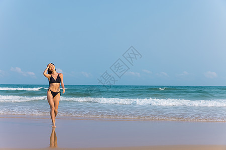 海边沙滩比基尼美女背景图片