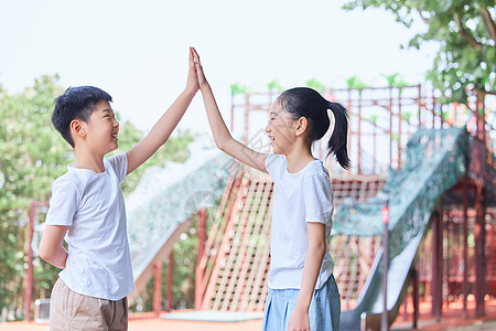 儿童户外训练击掌图片素材