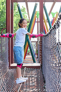 儿童户外训练独自走独木桥图片