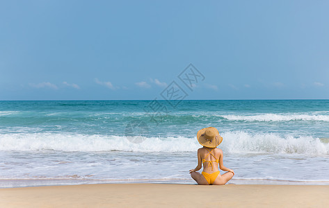 夏日海边沙滩上的比基尼美女背影图片