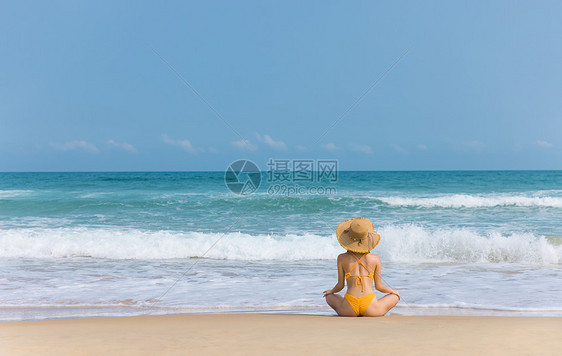 夏日海边沙滩上的比基尼美女背影图片