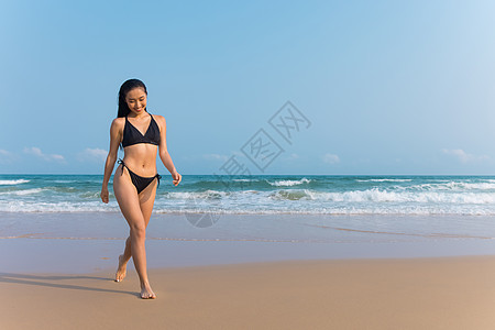 海边沙滩比基尼美女背景图片
