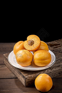 桌上美味的杏子图片