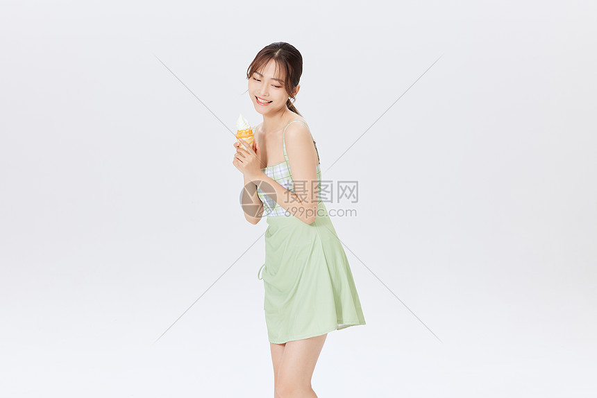 夏日清凉女孩手拿冰淇淋图片
