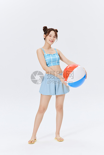 拿着充气球的夏日泳装女性高清图片下载 正版图片 摄图网 拿着充气球的夏日泳装女性高清图片下载 正版图片 摄图网