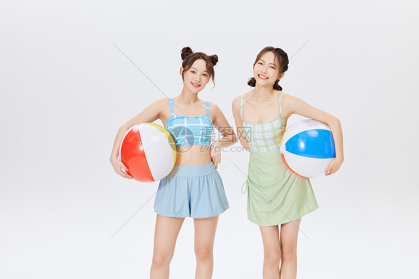 夏日泳装闺蜜与沙滩排球图片