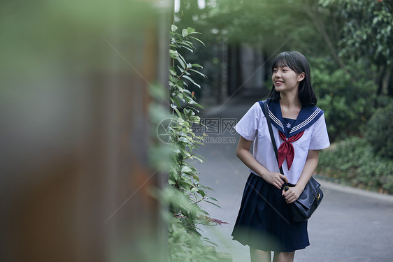 夏日身穿JK制服可爱女孩形象图片