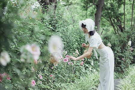 法式美女花园里散步图片