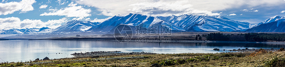 雪山与湖泊图片