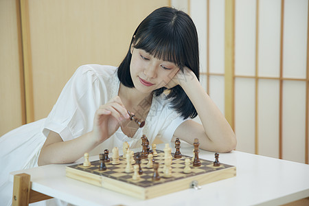 日系美女独自居家下棋图片