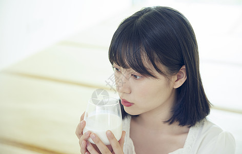 日系美女喝牛奶图片