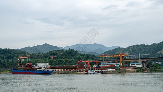 江边的造船厂图片
