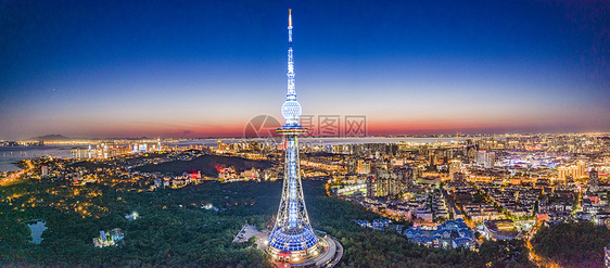 航拍全景青岛电视塔及城市夜景图片