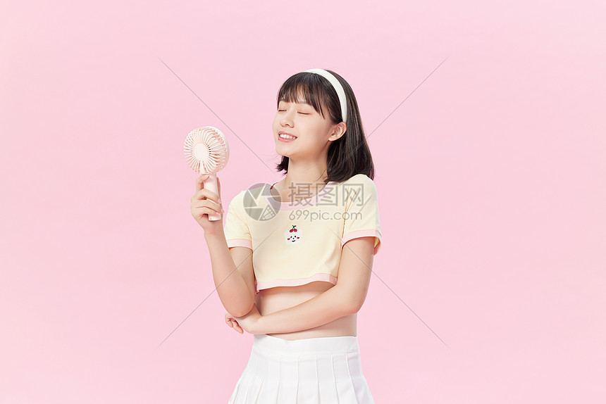 夏日清凉美女吹风扇图片