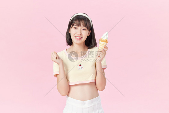 夏日可爱美女避暑吃冰淇淋图片