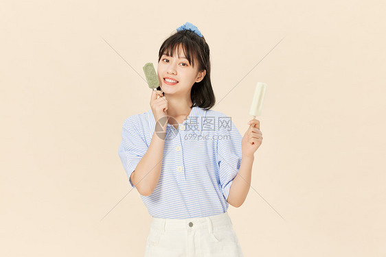 夏日可爱美女避暑吃雪糕图片