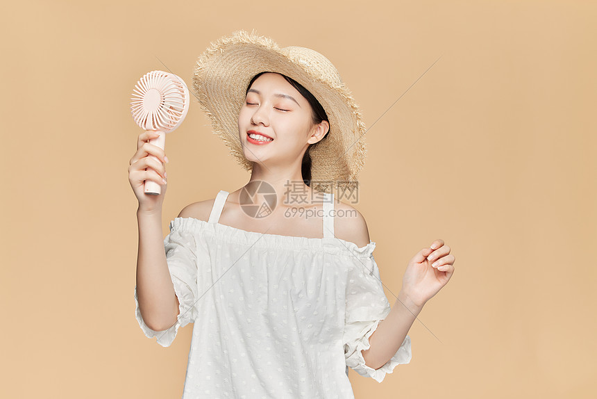 夏季清凉美女吹电风扇图片