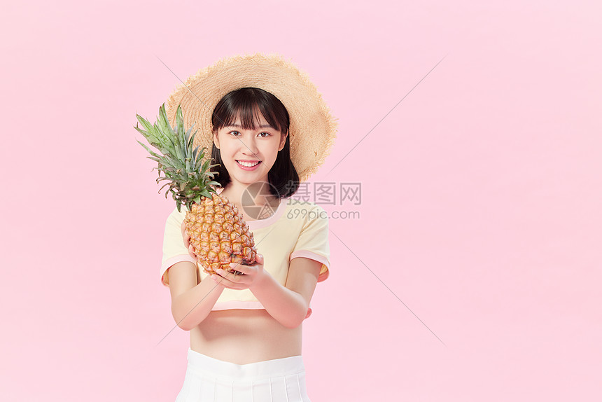 夏日可爱美女手捧凤梨菠萝图片