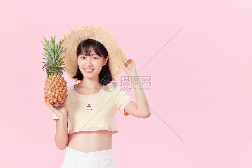 手捧凤梨菠萝的夏日可爱美女图片